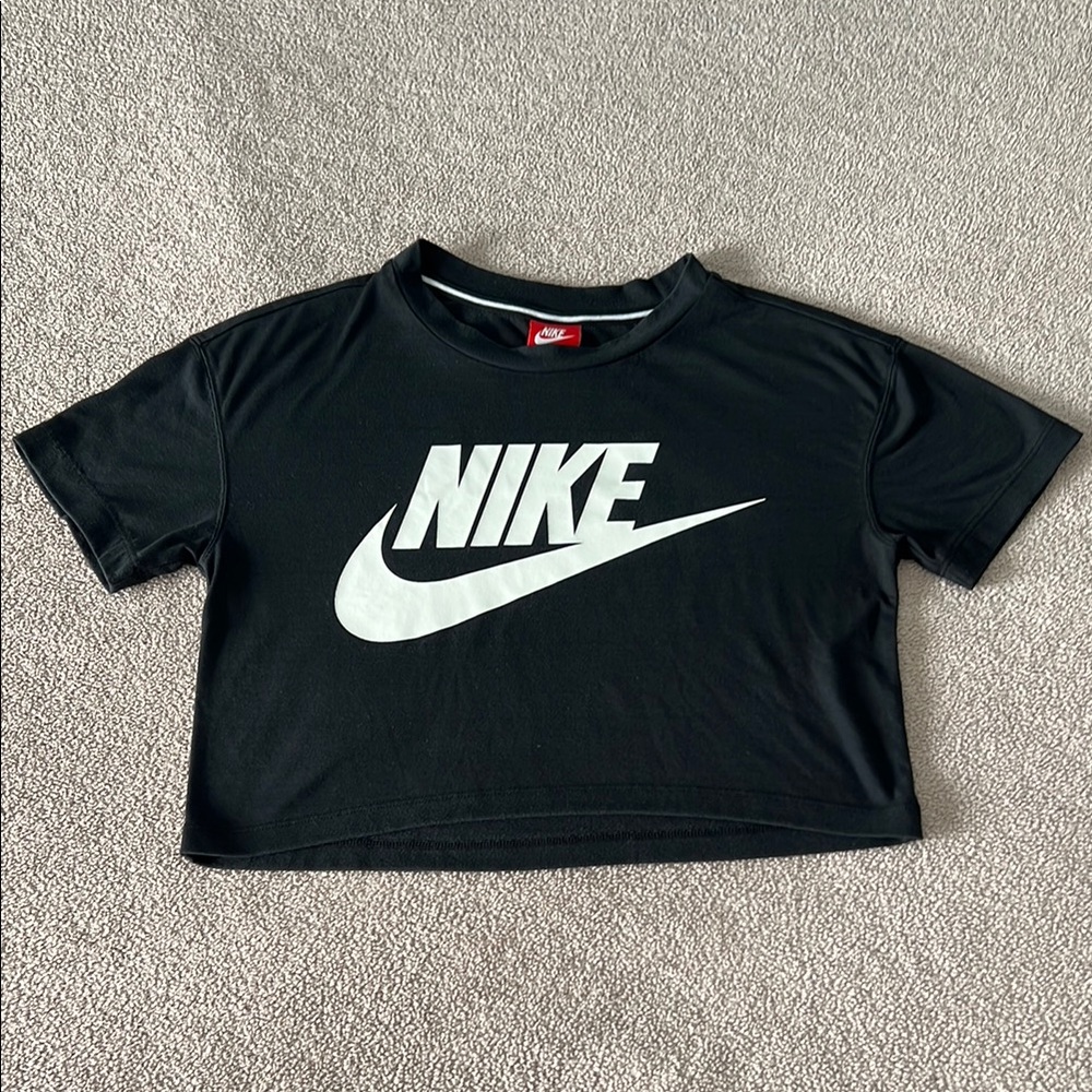 NIKE - Black & White Crop Top Short Sleeve Tee with Iconic Swoosh - Size - XS